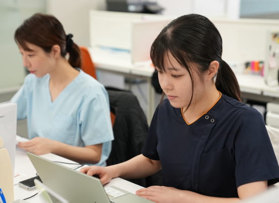 話を聞く女性