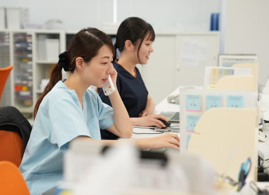 電話する女性